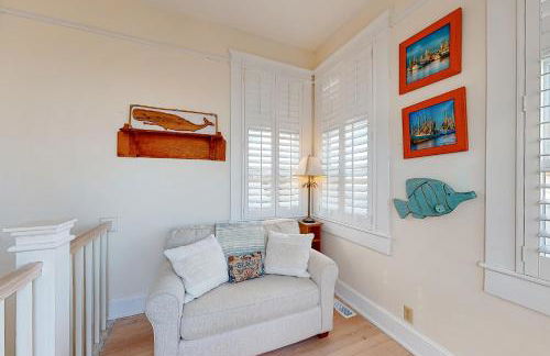 Charleston-style cottage w/ lovely decks, steps to the beach & pools - Foto 6