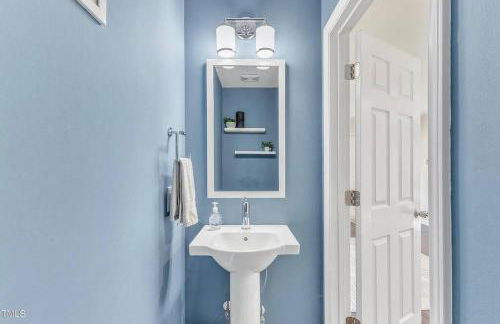 Entire home in RTP near Duke with fenced backyard - Foto 17