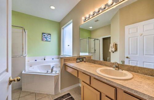 Spacious Family Home with Spa in Davenport! - Photo 32