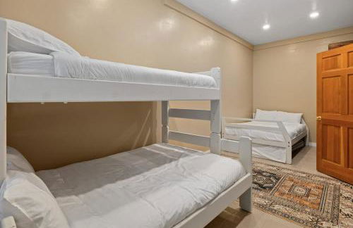 Alpine Retreat at Snoqualmie Pass- 5-Min to Slopes, Private Creek, BBQ, Fireplace, Smart TVs, Kids Games, Hi-Speed Wi-Fi - Foto 41