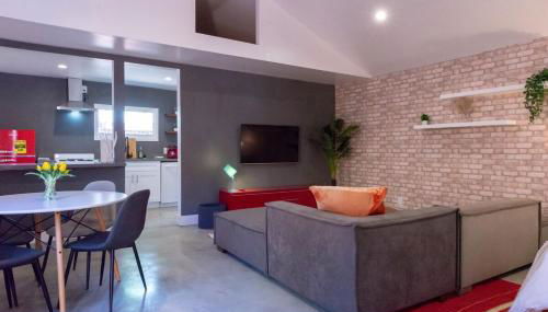 Modern Private Guesthouse with Parking, Yard, and Washer Dryer - Foto 4