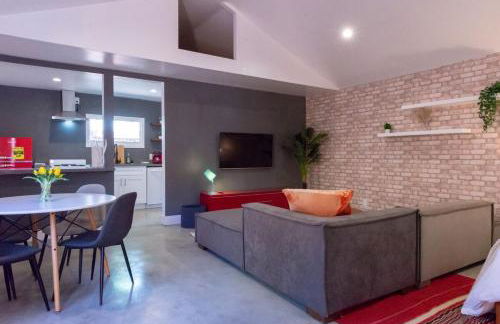 Modern Private Guesthouse with Parking, Yard, and Washer Dryer - Foto 4