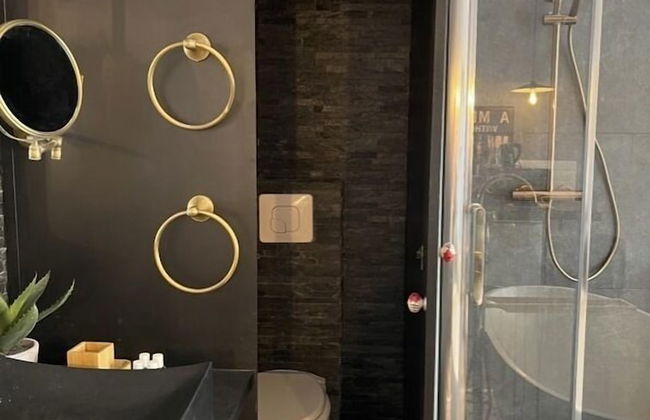 Miss Eiffel Tower - Photo 13