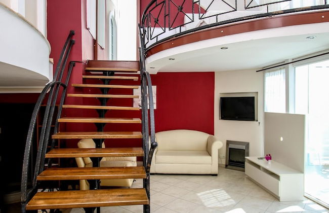 Seahorse Deluxe Hotel - Photo 10