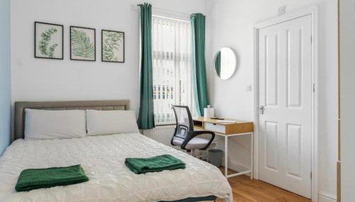 Modern 2 Bedroom House with 2 Ensuite and Free Parking - Foto 1