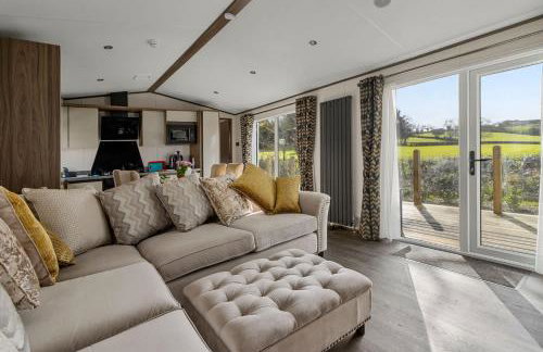 Peaceful Lake Retreat - Fishing Lakes, Heated Outdoor Swimming Pool 500yrds on Sister Park , Pool Open April to September - Foto 1