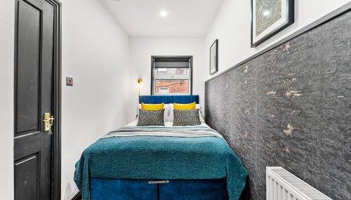 Designer 4 Bed House in Leeds - Sleeps 13 - Photo 5