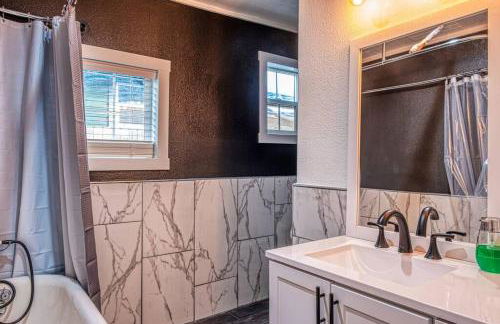 4BR Victorian Walk to UC Davis & Shriner Med Cen - Foto 25