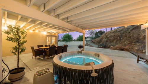 Entire Private Home with 4 Bedrooms 2 Bathrooms, 6 Beds, Hot Tub, King Bed, 6 Parking, Big Yard, Available Now - Foto 3