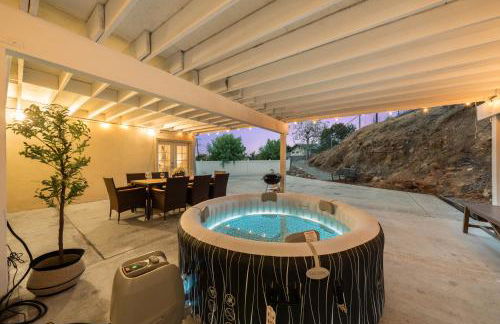 Entire Private Home with 4 Bedrooms 2 Bathrooms, 6 Beds, Hot Tub, King Bed, 6 Parking, Big Yard, Available Now - Foto 3