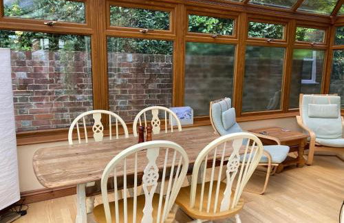 Lymington Courtyard: 4-Bed Modern Cottage Charm - Photo 17