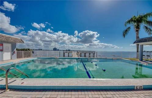 Gorgeous 2 Bedroom Waterfront Condo - Foto 21