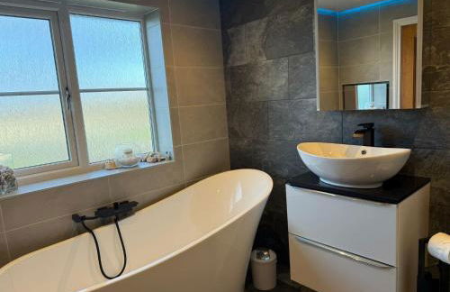 Rhuddlan 5-Bed House Sleeps 7 Pet-Friendly - Photo 17