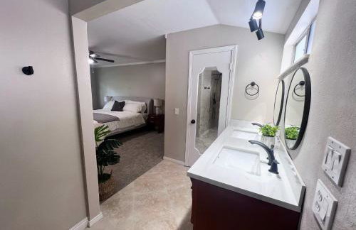 Bright & Spacious 5BR Modern Vacation Home - Near Disneyland & Beaches - Photo 22