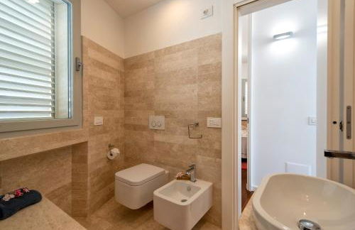 Luxury Seafront Villa with Rooftop Pool & Stunning Sea Views - Foto 45