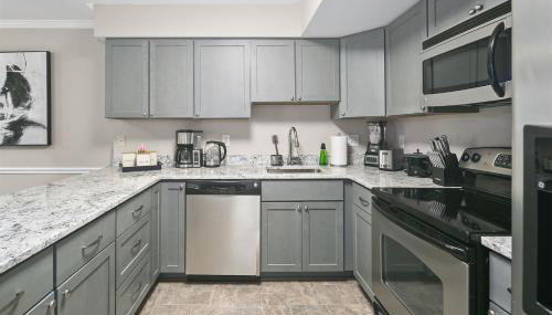 4BR Townhome, Close to Shops & Restaurants, 40 Mins to DC - Foto 2