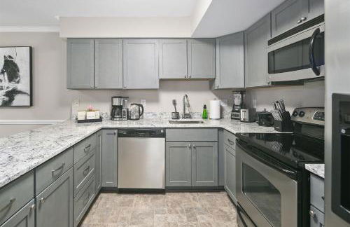 4BR Townhome, Close to Shops & Restaurants, 40 Mins to DC - Foto 2