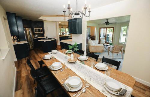 Riverfront Beauty with Pickle Ball Court - Foto 16