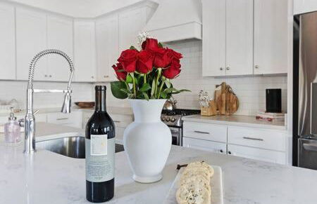 The Maple House - Huge Backyard & Mins to Broadway - Foto 30