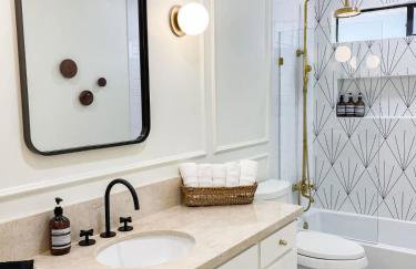 Luxe 4BR with Heated Pool and Hot Tub - Walk to Lake - Foto 20