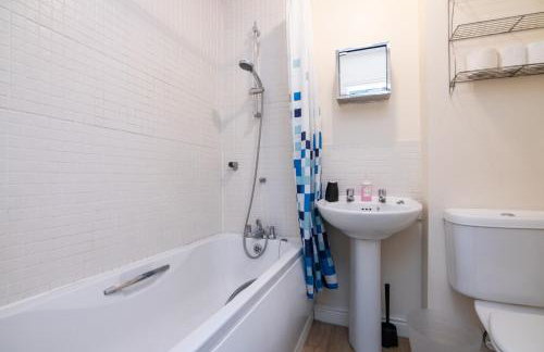 Fantastic 4 bed house with 3 bathrooms in pleasant location - Foto 16