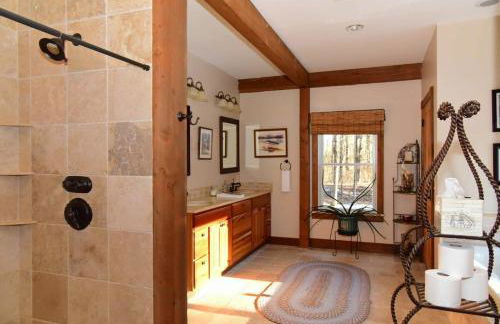 Berkshire Vacation Rentals: Peaceful Post and Beam Loft Sleeps 9 - Foto 6