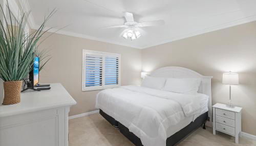 Waterfront Island Oasis! Heated Pool with Stunning View & 2 Full Bath - Foto 5