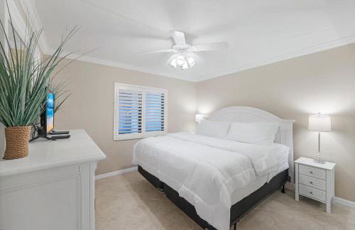 Waterfront Island Oasis! Heated Pool with Stunning View & 2 Full Bath - Foto 5