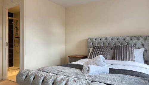 4BR Home - Gym - 3BA - Free Parking - En-suite - Near LGW Airport - Foto 3