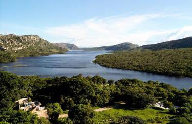 Refúgio na Lapinha com dois chalés, ideais para casal, família ou pequeno grupo de amigos, com acesso privativo à lagoa, caiaques e quadra de beach tennis - Foto 1