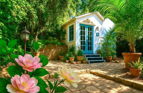 Enchanting Gated Hollywood Hills Oasis with Tranquil Treet-Top Views, Outdoor Living Room and Patios, Magical Zen Garden, Plus Bonus Romantic Guest House and Free Garage in LA's Most Desirable Central Serene Area, Sleeps 8-10 - Foto 14
