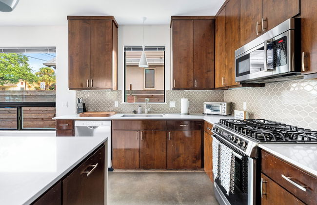 Walk to Restaurants & Entertainment on East Side - Foto 13