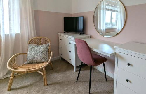 CHERRYTREES 5 Bed House, Sleeps 10, 3 Bathrooms, Parking, Ideal for Groups and Work Stays - Foto 24