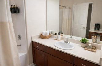 Peaceful 1BR & 2BR MDR Retreat Close to Venice Beach with Pool & Gym - Foto 26