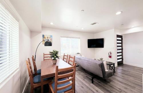 Cozy 3 BR Townhouse with Balcony - Photo 16