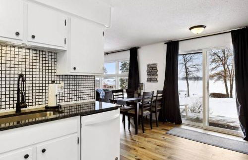 Lake Cabin; Renovated, Flat Lot, Dock, Sandy Beach, Many Games and Lake Toys! - Foto 31