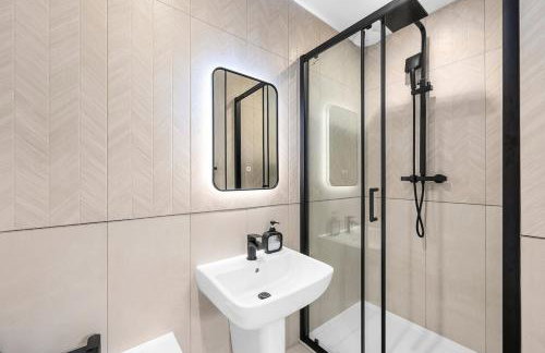Modern 3 Bedroom house, short walk to train station and town centre, close to Manchester Airport and PLouise - Photo 12