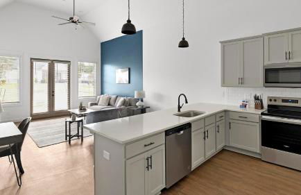 Landing Stylish 2BD Gym Clubhouse - Photo 9