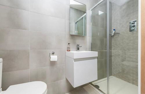 Family-Friendly Retreat between Beach & Mountains - Foto 16