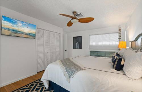 Private Bayfront Beach House with Dock, Steps to Beach and Restaurants - Foto 17