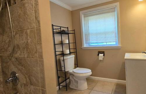 Spacious 4BR Retreat Yard, BBQ & Prime Location - Foto 18