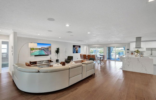 Luxe 4BR Waterfront w Htd Pool 5min to Beach - Foto 7