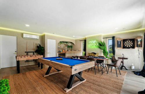 Deluxe Waterfront Villa with BBQ, Pool and Game Room - Photo 33