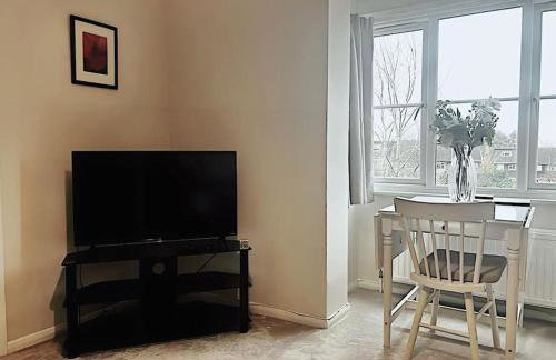 Apartment in Epsom With Free Parking - Photo 9