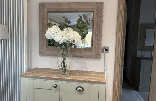 Kingfisher Lodge - Lakeside Lodge With Hot Tub - Foto 12