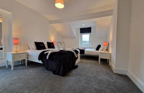 5 Bedroom semi detached home with off road parking - Photo 12