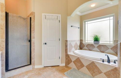 Unwind Fireside! Harker Family Retreat with Yard - Foto 16