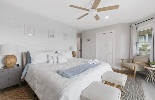 Elegant Updated Oceanfront Home with Pool & Hot Tub - Photo 58