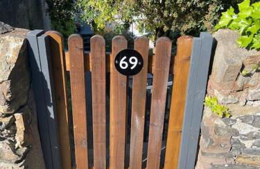 Beautiful 2 bedroom apartment with estuary views - Photo 11