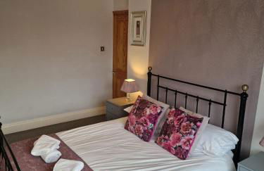 Hereford City - Goldcrest House - 4 Bedroom House With Parking, Located Very Close To City Centre & River Wye - Sleeps Up To 6 Guests - Hosted by RENTMYHOUSE - Photo 34